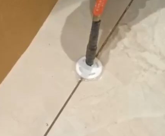 沈阳瓷砖空鼓维修公司专业解答瓷砖在铺贴过程中，如果没有涂抹均匀到位的粘结材料（如水泥砂浆或瓷砖胶），可能会导致以下问题
