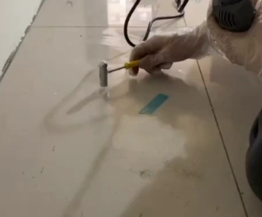 沈阳瓷砖开裂维修公司专业分享瓷砖在铺贴前如果没有沥干水分，将会导致以下问题